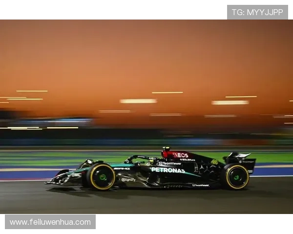 F1赛季最新动态：红牛车队领先优势扩大，梅赛德斯与法拉利展开激烈追逐